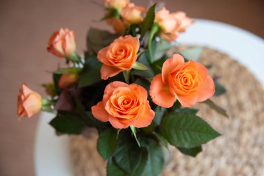 Bahar çiçekleri masadaki vazoda duruyor ve iç taraftaki pencere kenarı da Dünya Kadınlar Günü hediyesi.