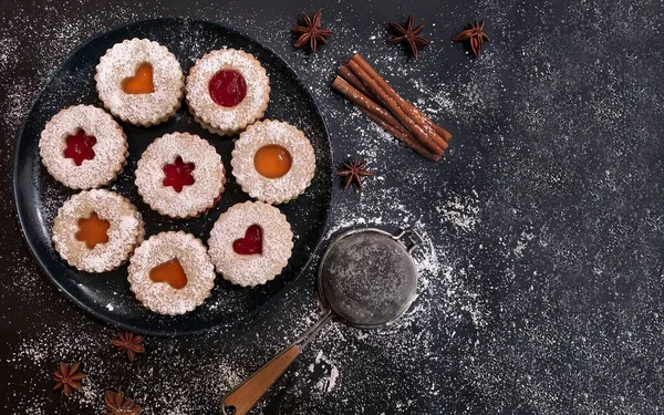 Hausgemachte Linzer Weihnachtsplätzchen Mit Aprikosen Und Erdbeermarmelade Auf Dunklem Hintergrund Stockfoto