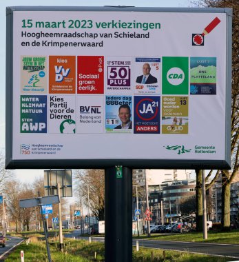 Hollanda, Mart 2023 - Hollanda 'da yapılacak seçimler için il ve su idaresi seçimleri için seçim posterleri bulunan kurul
