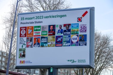 Hollanda, Mart 2023 - Hollanda 'da yapılacak seçimler için il ve su idaresi seçimleri için seçim posterleri bulunan kurul