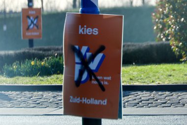 Hollanda, Mart 2023 - Hollanda 'da kızgın çiftçiler tarafından zarar gören il ve su idaresi seçimleri için seçim afişleri 