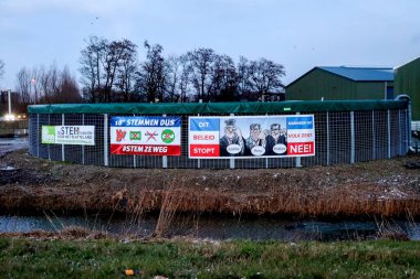 Hollanda, Mart 2023 - Seçim afişleri ile birlikte Vaddinkveen 'deki kızgın çiftçinin protesto işaretleri ve koalisyon karşıtı afişleri
