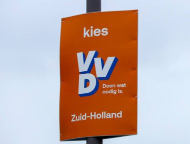 Hollanda, Mart 2023 - Hollanda 'da VVVD partisi için yapılan il ve su kurulu seçimleri için seçim afişleri