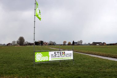 Hollanda, Mart 2023 'te BBB partisi için Hollanda' da yapılacak il ve su yönetim kurulu seçimlerinin seçim afişleriyle birlikte. BBB (BoerBurger Beweging) Hollanda 'daki kızgın çiftçilerden geliyor.
