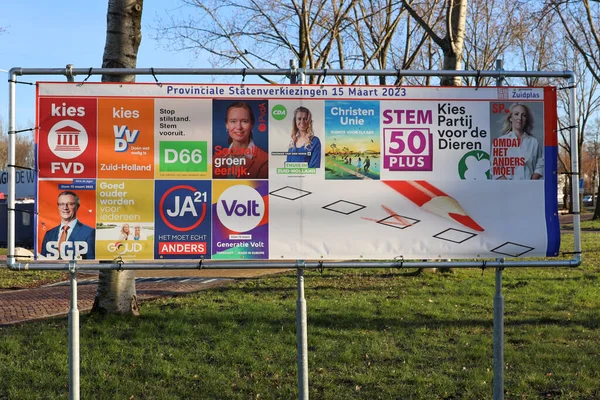 Hollanda, Mart 2023 - Hollanda 'da yapılacak seçimler için il ve su idaresi seçimleri için seçim posterleri bulunan kurul