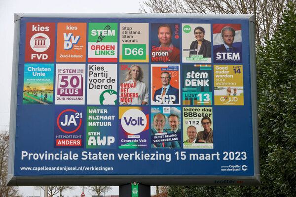 Нидерланды, март 2023 - Совет с предвыборными плакатами по выборам в провинциальные и водные советы в Нидерландах