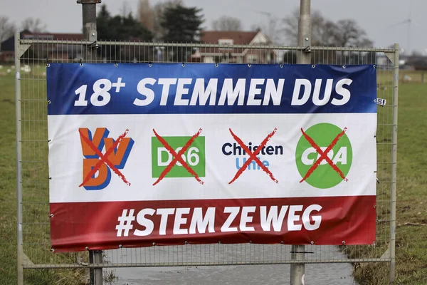 Hollanda, Mart 2023 'te Hollanda' daki il ve su idaresi seçimleri için protesto ve seçim tavsiyeleriyle birlikte. Çiftçiler üzgün ve ulusal bayrağı baş aşağı asıyorlar. Bunun için mevcut partileri VVD, D66, ChristenUnie ve CDA 'yı suçluyorlar.