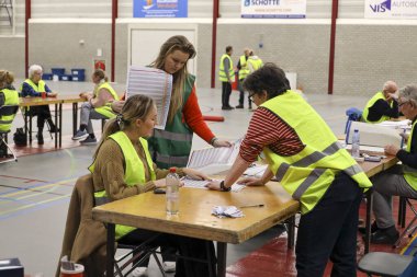 Hollanda-15 Mart, Zuidplas 'ta oy sayımı için spor salonundaki gönüllü sayıcıların katıldığı il ve su tahtası seçimleri