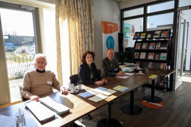 Hollanda-15 Mart seçimleri, Hollanda 'daki zuidplas sandık merkezinin personeliyle birlikte il ve su yönetim kurulu seçimleri