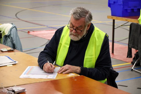 オランダ 3月15日 スポーツホールでの自発的なカウンターと州と水上選挙Zuidplasでの投票数を数える — ストック写真