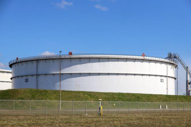 Hollanda 'daki Rotterdam limanının bir parçası olarak Europoort' taki BP rafinerisi