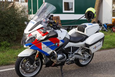 Polis motosikleti kazara Nieuwerkerk aan den IJssel, Hollanda 'da park etmiş.