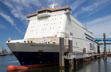 Avrupa limanındaki P & O feribot gemisi Rotterdam 'ın Gururu İngiltere' nin Hull şehrine gitmeye hazır.