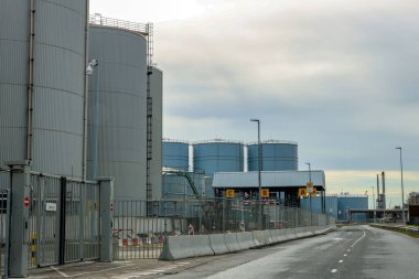 Hollanda 'nın Rotterdam limanındaki Botlek limanındaki rafineri ve tanklar
