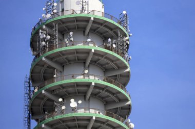 Rotterdam 'ın Waalhaven bölgesinde mobil iletişim, televizyon ve radyo için birkaç anten kurulumuna sahip beton kule