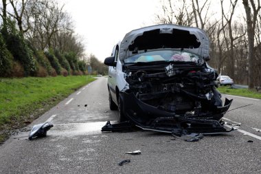 Hollanda 'da geçirdiği araba kazasından sonra büyük hasar gören küçük bir ticari kamyonet.