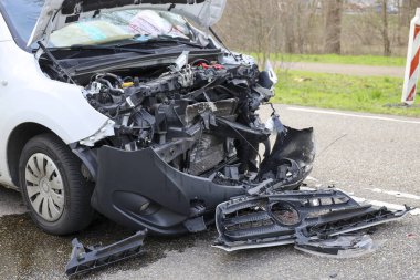 Hollanda 'da geçirdiği araba kazasından sonra büyük hasar gören küçük bir ticari kamyonet.