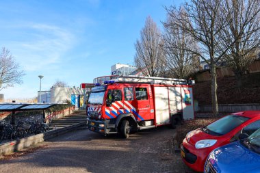 Nieuwerkerk 'in itfaiyesi tren istasyonunda elektrik batışı sırasında.