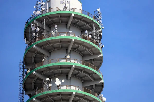 Πύργος Σκυροδέματος Πολλές Εγκαταστάσεις Κεραίας Για Κινητή Επικοινωνία Τηλεόραση Και — Φωτογραφία Αρχείου