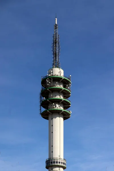 ロッテルダムエリアのワラヘブンにモバイル通信 テレビ ラジオ用のいくつかのアンテナ設置のコンクリート塔 — ストック写真