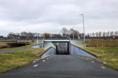 Hollanda, Moordrecht 'teki Vijfde Tochtweg' deki Zuidplaspolder 'da demiryolunun altındaki tünel.