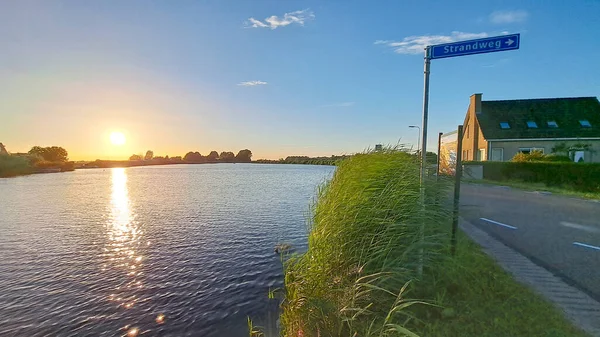 日落在荷兰鹿特丹附近的Oud Verlaat的Rotte河上 — 图库照片