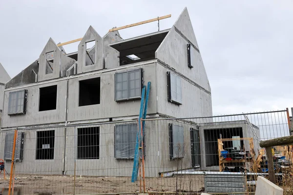 ワディンクセブンオランダのトリエンジェル地区にある新しい住宅のコンクリート カスコ — ストック写真