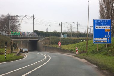 Yerel yol N219 Nieuwerkerk aan den IJssel 'de trenin altındaki tünelde.