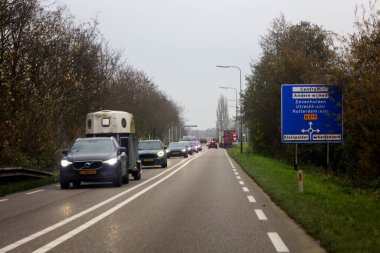 Zevenhuizen ile Hollanda 'daki Nesselande kavşağı arasındaki yoğun saatlerde N219 karayolunda trafik sıkışıklığı