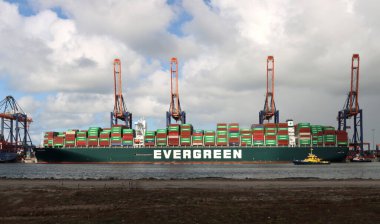 Evergreen Hükümeti konteynır gemisi Rotterdam Limanı 'ndaki Maasvlakte' de boşaltıldı ve konteynırlarla dolduruldu.