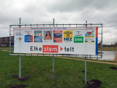 Hollanda 'da 2022 belediye seçimleri için Zuidplas belediyesindeki katılımcı partilerin sekiz posterini taşıyan seçim kurulu