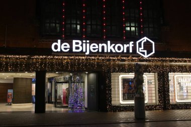 Hollanda 'daki Lahey' in merkezindeki Grote Marktstraat 'taki Bijenkorf dükkanının ışıklandırılması