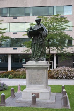 Desiderius Erasmus 'un Hollanda' nın merkezindeki Grotekerkplein üzerinde Rotterdam 'daki heykeli