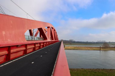 Hollanda 'da Hatim ve Zwolle arasındaki IJssel nehri üzerinde Hanzeboog adlı kırmızı çelik köprü.