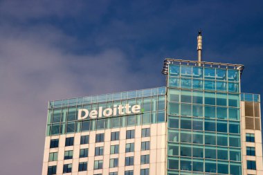 Hollanda, Güney Rotterdam 'daki Wilhelminakade' deki ofis kompleksine Deloitte logosu.