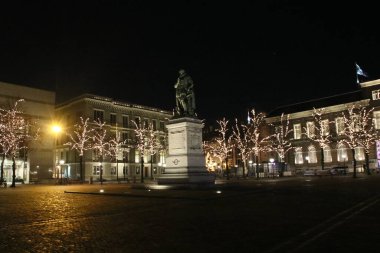 Den Haag 'daki Het Plein Hollanda' da verlichte bomen voor de feestdagen ile buluştu.