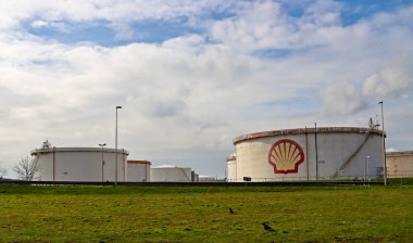 Hollanda 'nın Rotterdam limanındaki Shell, Pernis' te depolama tankları