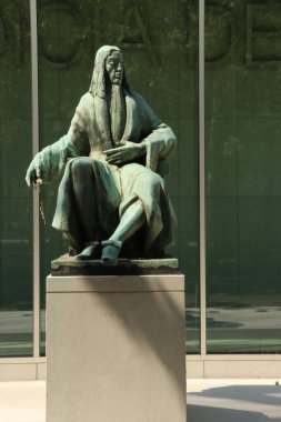 Lahey 'in en ünlü altı hukukçusu Ulricus Huber' in anısına Korte Voorhout 'daki heykel