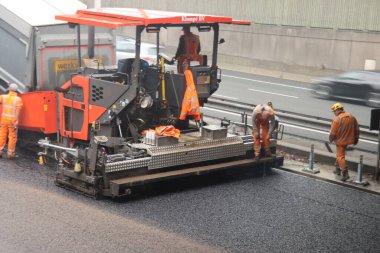 Hollanda 'daki Gouda' ya doğru yol çalışmaları sırasında Nieuwerkerk aan den IJssel yakınlarındaki Cordlandt su kemerinin altındaki A20 otoyolunu püskürtmek