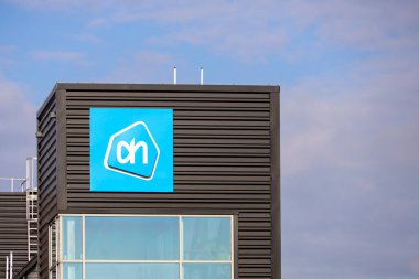 Albert Heijn boodschappen vrachtwagen en logo bij het distributiecentrum voor webshop bestellingen voor thuisbezorgen