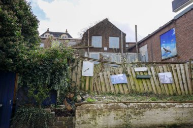 Hollanda, Moordrecht Dorpsstraat 'ta terk edilmiş restoran ve içki dükkanı Het Posthuis.