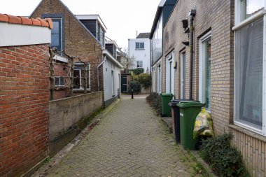 Hollanda 'daki Hollandsche IJssel nehri boyunca Dyke' ın bir parçası olarak Moordrecht köyündeki Dorpsstraat 'ta eski evler