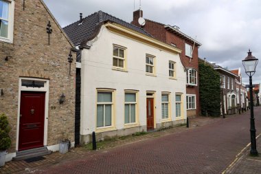 Hollanda 'daki Hollandsche IJssel nehri boyunca Dyke' ın bir parçası olarak Moordrecht köyündeki Dorpsstraat 'ta eski evler