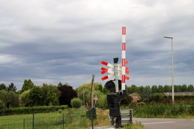 Hollanda 'nın Moordrecht kentindeki demiryolu geçidinde bariyerler ve kırmızı ışıklar