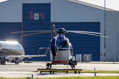 Rotterdam 'daki PH-PXA polis helikopteri Hollanda' daki Lahey Havaalanı 'nda.