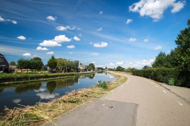 Hollanda 'daki Nieuwerkerk adasındaki Nieuwerkerk Noord boyunca Zuidplaspolder' ın halka kanalı