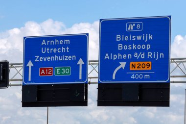 Otoyoldaki mavi işaret levhası A12 'den N09 Zoetermeer, Boskoop ve Alphen aan den Rijn' e kadar.