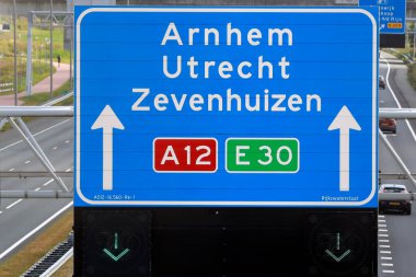 Hollanda 'da Arnhem, Utrecht ve Zevenhuizen' e giden A12 otobanındaki mavi tabela.