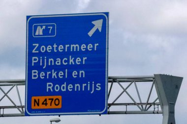 A12 otobanındaki mavi tabeladan N470 Zoetermeer ve Pijnackter 'e