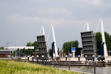 Gouwe üzerindeki iki asma köprü de Gouda 'daki ikiz bataklık Julianasluis' e açıktır.